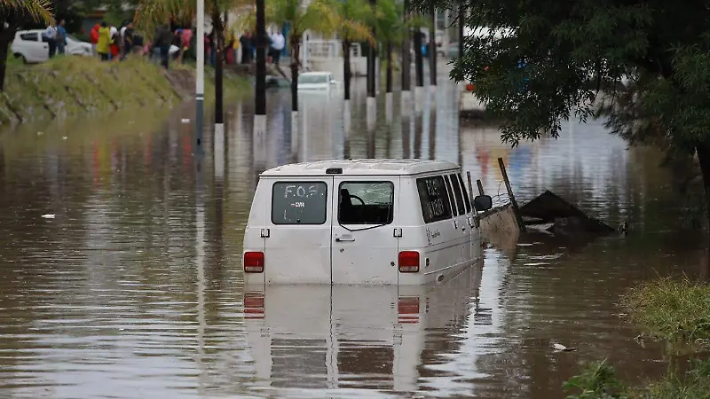 Intensas lluvias provocan inundación en el bulevar Primo de Verdad de la ciudad de Durango 